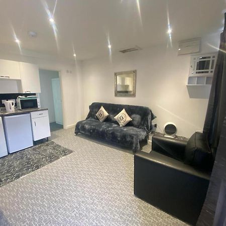 Beautiful 3-Bed Apartment In Merthyr Tydfil Esterno foto