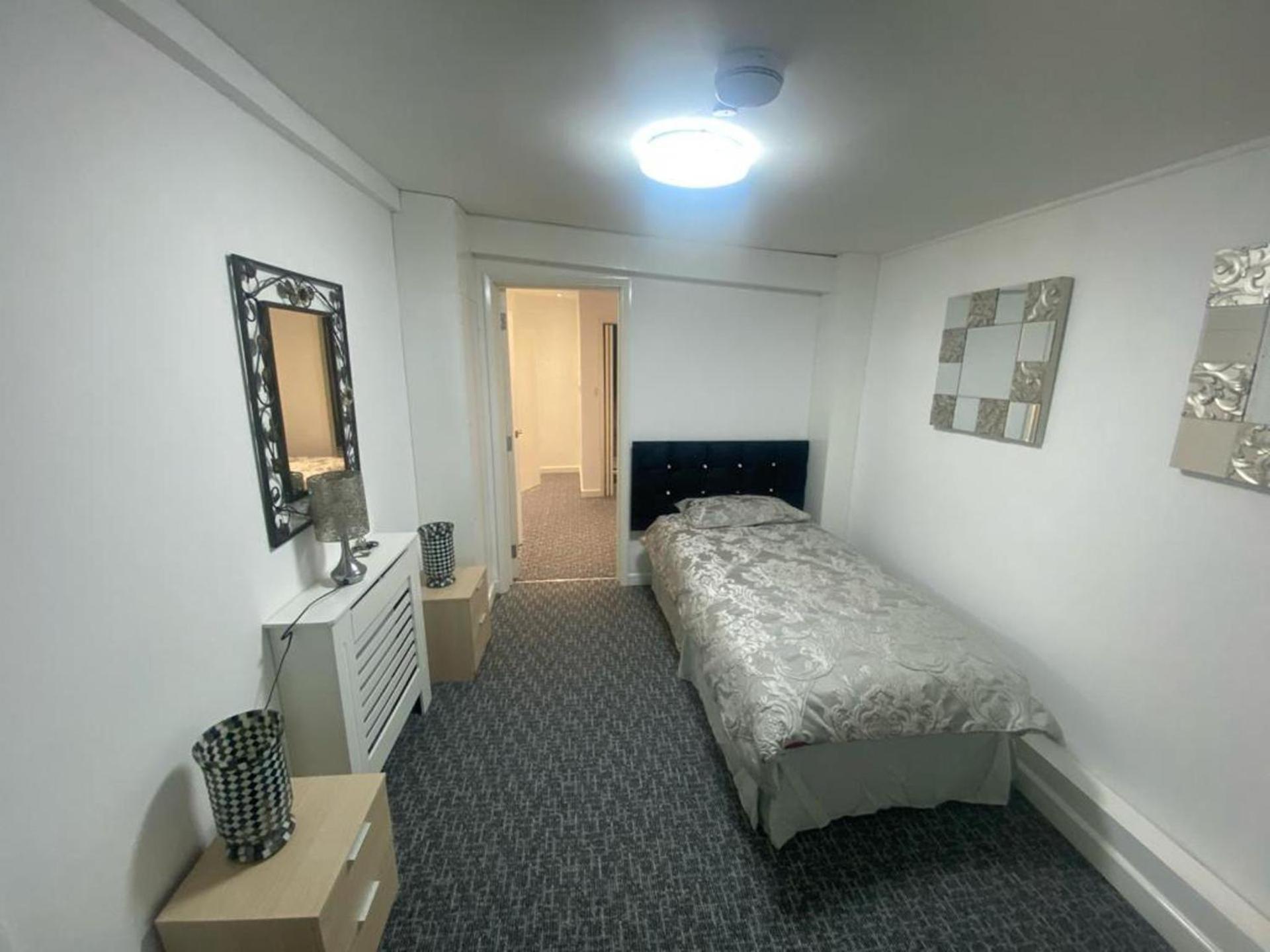 Beautiful 3-Bed Apartment In Merthyr Tydfil Esterno foto
