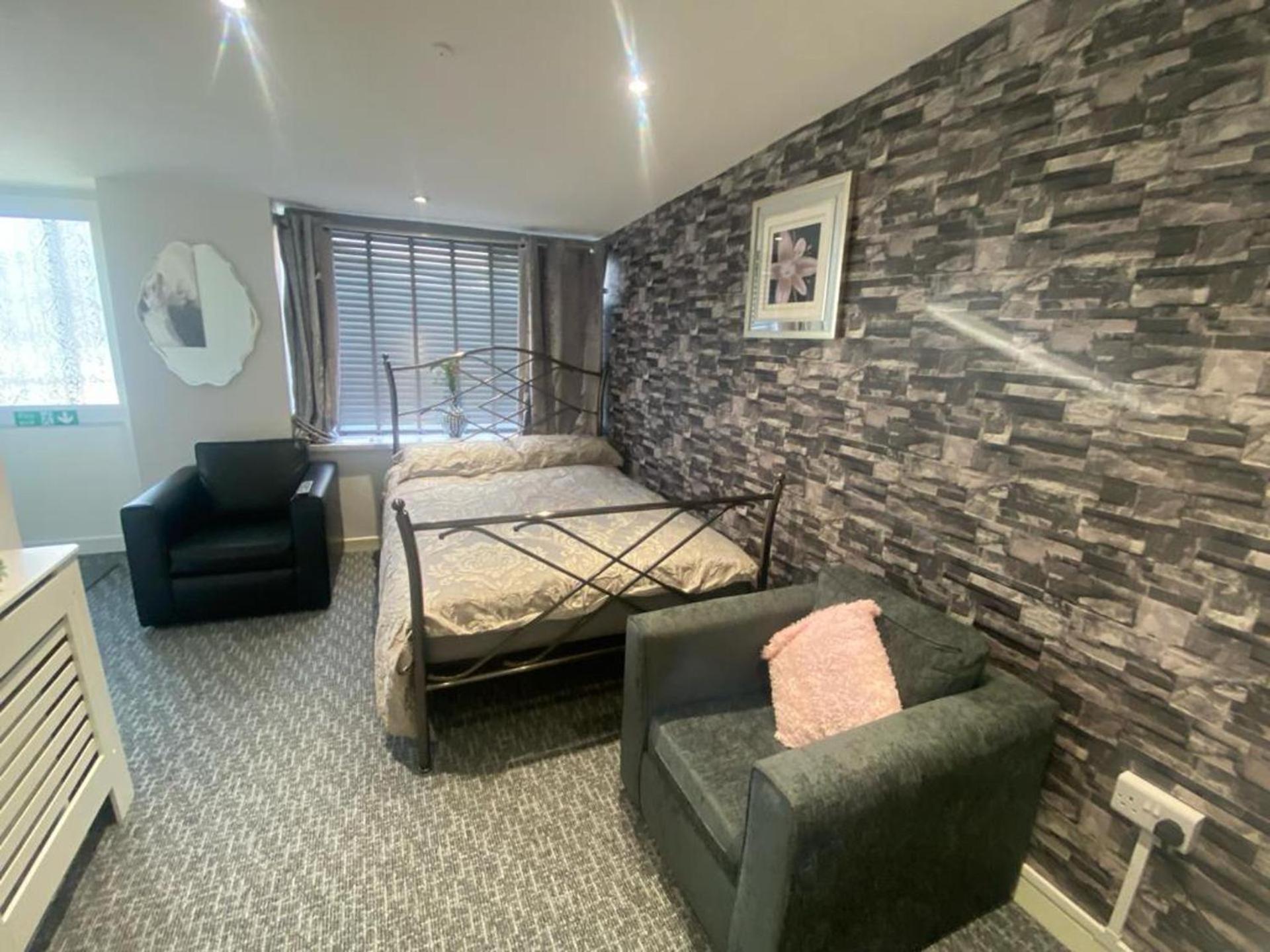 Beautiful 3-Bed Apartment In Merthyr Tydfil Esterno foto